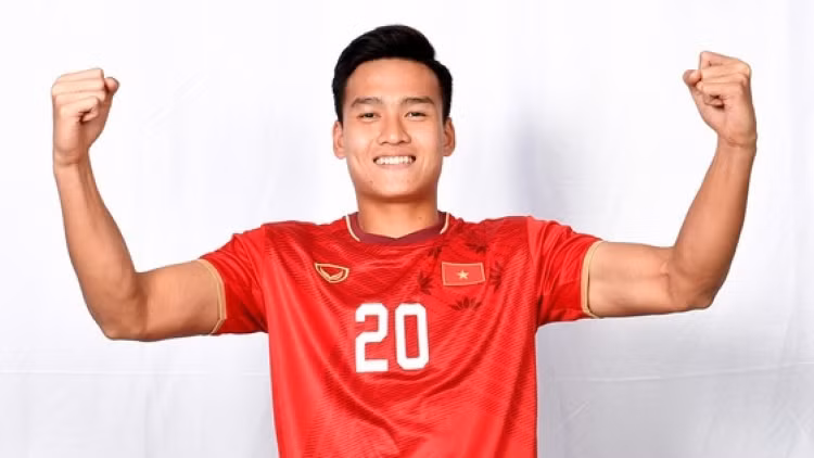 Ở 2 trận đã ra sân của các cầu thủ U23 Việt Nam tại VCK U23 châu Á 2022, trung vệ đội trưởng Bùi Hoàng Việt Anh (sinh năm 1999) đều làm tốt vai trò của mình và chỉ huy hàng thủ. So với đồng đội, anh giàu kinh nghiệm thi đấu và là cái tên quen thuộc với cổ động viên.