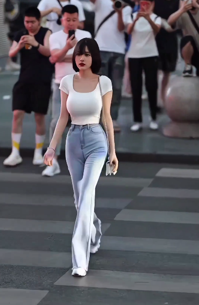 Đời thường, Qian Princess cũng chuộng những mẫu váy ôm sát body, tôn vóc dáng đồng hồ cát nóng bỏng. Hầu hết các trang phục đều có chất liệu co giãn với thiết kế đơn giản, chủ yếu làm nổi bật sắc vóc của mỹ nhân này. Song, cô cũng nhiều lần mắc phải lỗi chọn sai áo ngực.