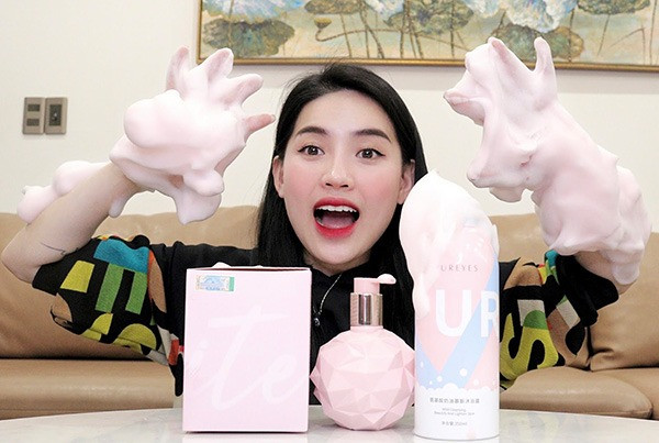 Võ Hà Linh có tên đầy đủ là Võ Thị Hà Linh, sinh năm 1992, đến từ Nghệ An. Cô đang là một trong những "chiến thần" livestream đình đám trong nước, nổi bật ở mảng thời trang và mỹ phẩm.