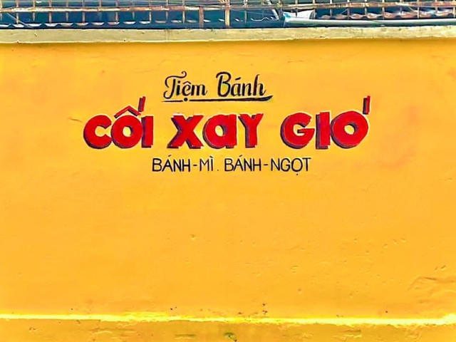 Những tưởng hình ảnh về bức tường vàng ở Đà Lạt chỉ còn trong quá khứ thì bất ngờ nó lại xuất hiện ở TP HCM và thu hút được nhiều bạn trẻ tới chụp ảnh check-in.