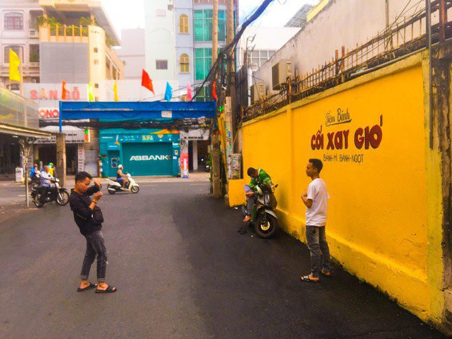 Tiệm bánh Cối Xay Gió này được người dân TP HCM vẽ lại tương tự như phiên bản gốc, từ màu chữ cho đến phông nền.