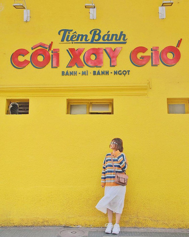 Những ngày qua, thông tin về bức tường vàng Đà Lạt với dòng chữ tiệm bánh Cối Xay Gió bất ngờ bị xóa bỏ đã khiến giới trẻ cảm thấy vô cùng hụt hẫng.