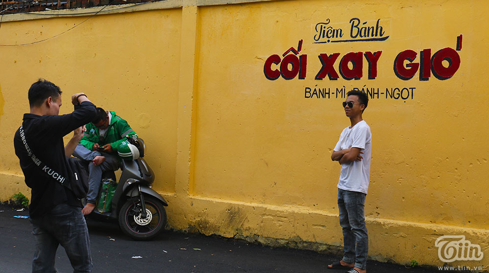 Chỉ cần mặc một bộ trang phục thật xinh xắn, lựa một kiểu tạo dáng thật Đà Lạt và lên hình, bạn đã có cho mình một bộ ảnh sống ảo cực chất. Ảnh: Báo Đất Việt.