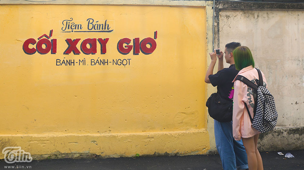 Bản "remake" phiên bản bức tường vàng Đà Lạt tại TP HCM nhanh chóng thu hút sự chú ý của giới trẻ. Ảnh: Báo Đất Việt