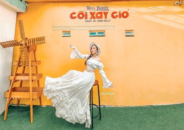 Trước đó, bức tường vàng Cối Xay Gió ở Đà Lạt phiên bản Hà Nội được nhiều bạn trẻ thủ đô yêu thích, tới để check-in. Ảnh Timeline Coffee.