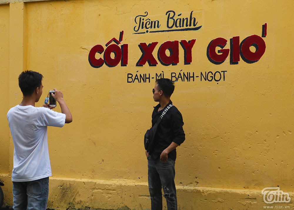 Vừa ra mắt được vài ngày, bức tường vàng được "remake" tại TP HCM đang bắt đầu thu hút được người dân đến check in, ai đi qua đều phải ngoái nhìn. Ảnh: Báo Đất Việt.