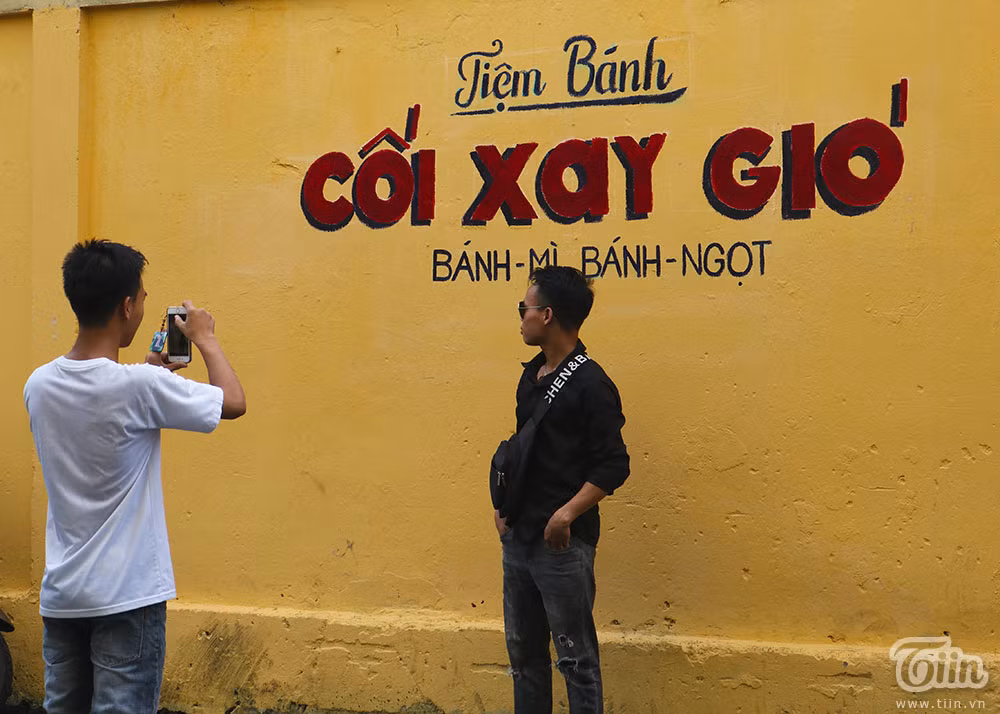 Vừa ra mắt được vài ngày, bức tường vàng được "remake" tại TP HCM đang bắt đầu thu hút được người dân đến check in, ai đi qua đều phải ngoái nhìn. Ảnh: Báo Đất Việt.