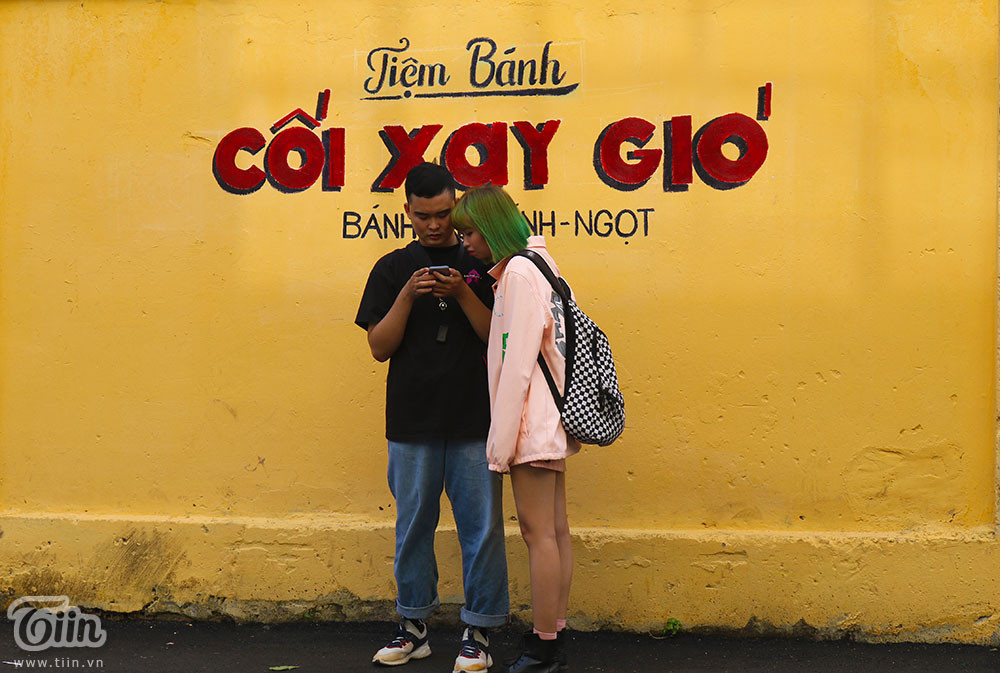 Tuy bị giới hạn về khoảng không gian, bức tường vẫn cho thấy được phần nào cảm giác của một Đà Lạt hồi ức qua những dòng chữ đỏ xanh được viết rất chỉn chu. Ảnh: Báo Đất Việt.