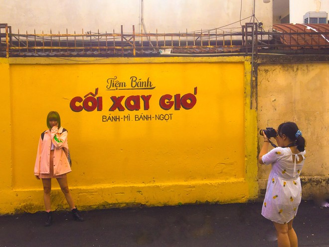 Theo chia sẻ của một số bạn teen Sài thành, việc bức tường vàng ở Đà Lạt được tái hiện ở TP HCM hứa hẹn sẽ là một địa điểm thu hút giới trẻ ghé thăm, bởi nhiều người từng yêu phiên bản gốc sẽ muốn hồi ức, còn ai chưa có cơ hội cũng muốn một lần được thử qua.