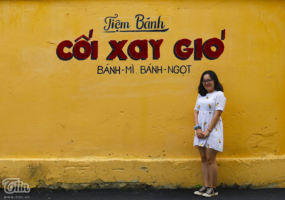 Chẳng cần phải đi quá xa, giới trẻ TP HCM cũng đã có bức ảnh sống ảo bên bức tường vàng huyền thoại tại Đà Lạt. Ảnh: Báo Đất Việt