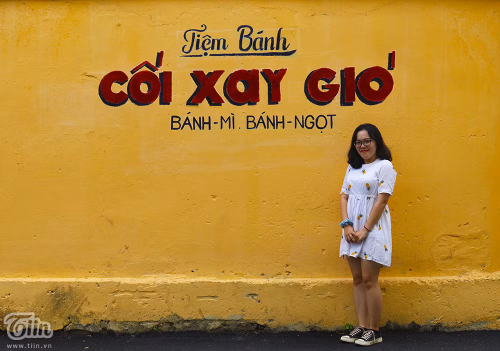 Chẳng cần phải đi quá xa, giới trẻ TP HCM cũng đã có bức ảnh sống ảo bên bức tường vàng huyền thoại tại Đà Lạt. Ảnh: Báo Đất Việt