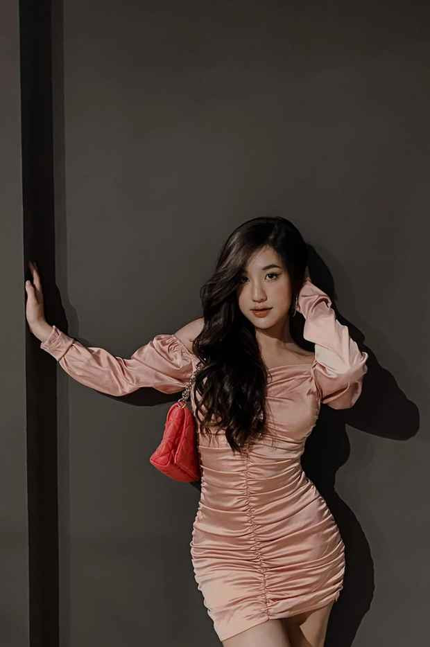 Với lợi thế ngoại hình ba vòng chuẩn chỉnh 90-62-90 cùng chiều cao 1m65, nữ streamer này dù diện phong cách thời trang nào vẫn tôn lên vóc dáng tuyệt đỉnh của mình.