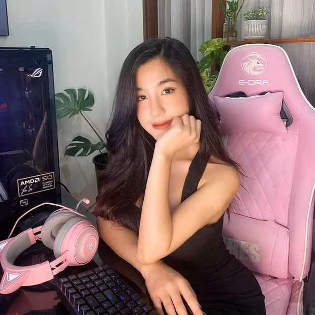 Gặp lại nữ streamer nóng bỏng này, fan của cô nàng có chút ngỡ ngàng. Thảo Anh giờ đây an yên, rời xa ồn ào. Cô vẫn thỉnh thoảng đăng tải hình ảnh cập nhật cuộc sống, công việc.