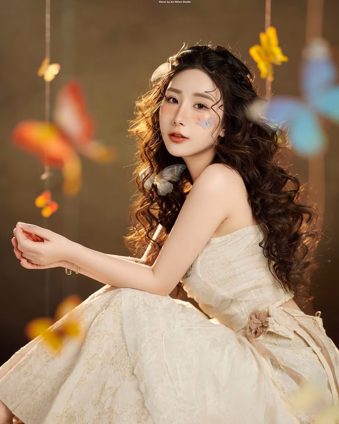 Vóc dáng của Tiểu Hý thon thả hơn, mặt nhỏ phù hợp với nhiều tạo hình khác nhau.