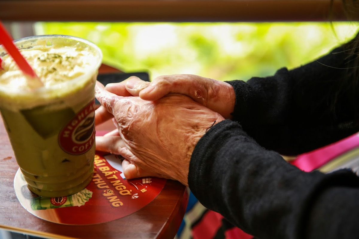 Cùng từ những lần mở lòng mình ra với mọi người xung quanh, Trang quyết định mạnh mẽ hơn. Không phải là vui vẻ chấp nhận nhưng cô cố gắng thích nghi với hoàn cảnh hiện tại. Cô bắt đầu nuôi tóc, tìm mua những bộ quần áo dài, những bộ jumpsuit điệu đà và kín đáo để che sẹo. Cô học cách làm mọi việc bằng tay trái để mỗi khi tay phải đau vẫn còn tay trái hỗ trợ.