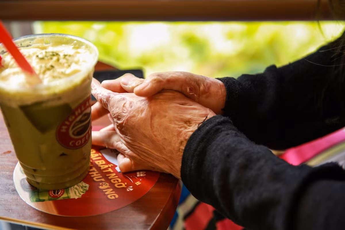 Cùng từ những lần mở lòng mình ra với mọi người xung quanh, Trang quyết định mạnh mẽ hơn. Không phải là vui vẻ chấp nhận nhưng cô cố gắng thích nghi với hoàn cảnh hiện tại. Cô bắt đầu nuôi tóc, tìm mua những bộ quần áo dài, những bộ jumpsuit điệu đà và kín đáo để che sẹo. Cô học cách làm mọi việc bằng tay trái để mỗi khi tay phải đau vẫn còn tay trái hỗ trợ.