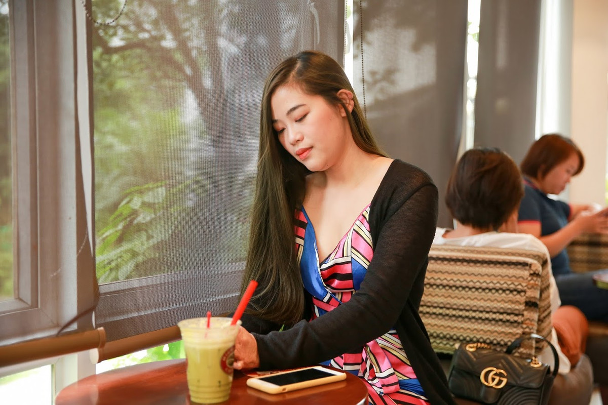 3 ngày đầu tiên, Trang Milk phải lột hết da bỏng, cạo đầu, cắt tóc để bôi thuốc tránh viêm nhiễm. Một tháng ở phòng cấp cứu, cô bạn phải phẫu thuật 3 lần để thay da, lấy da ở những phần lành đắp vào những chỗ bị thương. Sau khi chuyển xuống phòng phục hồi chức năng, cô giáo mầm non này cố tập để bước đi bình thường.