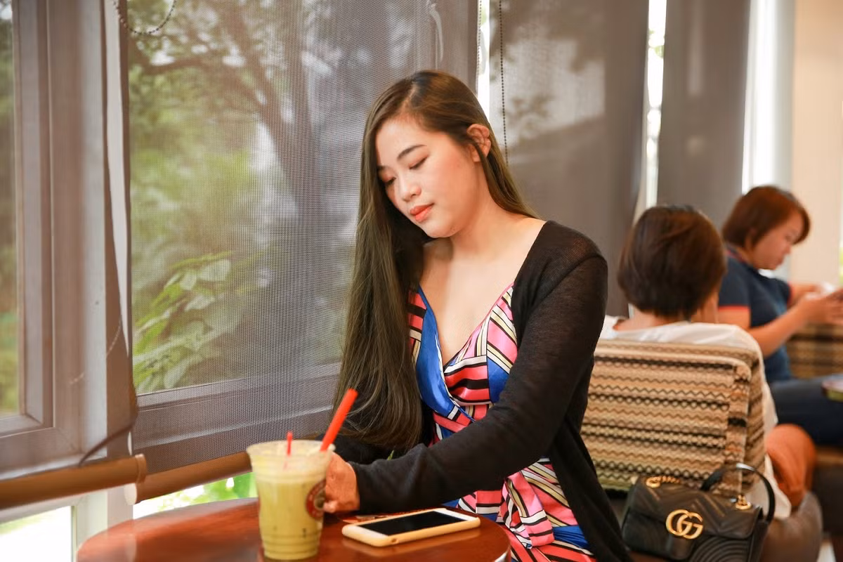 3 ngày đầu tiên, Trang Milk phải lột hết da bỏng, cạo đầu, cắt tóc để bôi thuốc tránh viêm nhiễm. Một tháng ở phòng cấp cứu, cô bạn phải phẫu thuật 3 lần để thay da, lấy da ở những phần lành đắp vào những chỗ bị thương. Sau khi chuyển xuống phòng phục hồi chức năng, cô giáo mầm non này cố tập để bước đi bình thường.