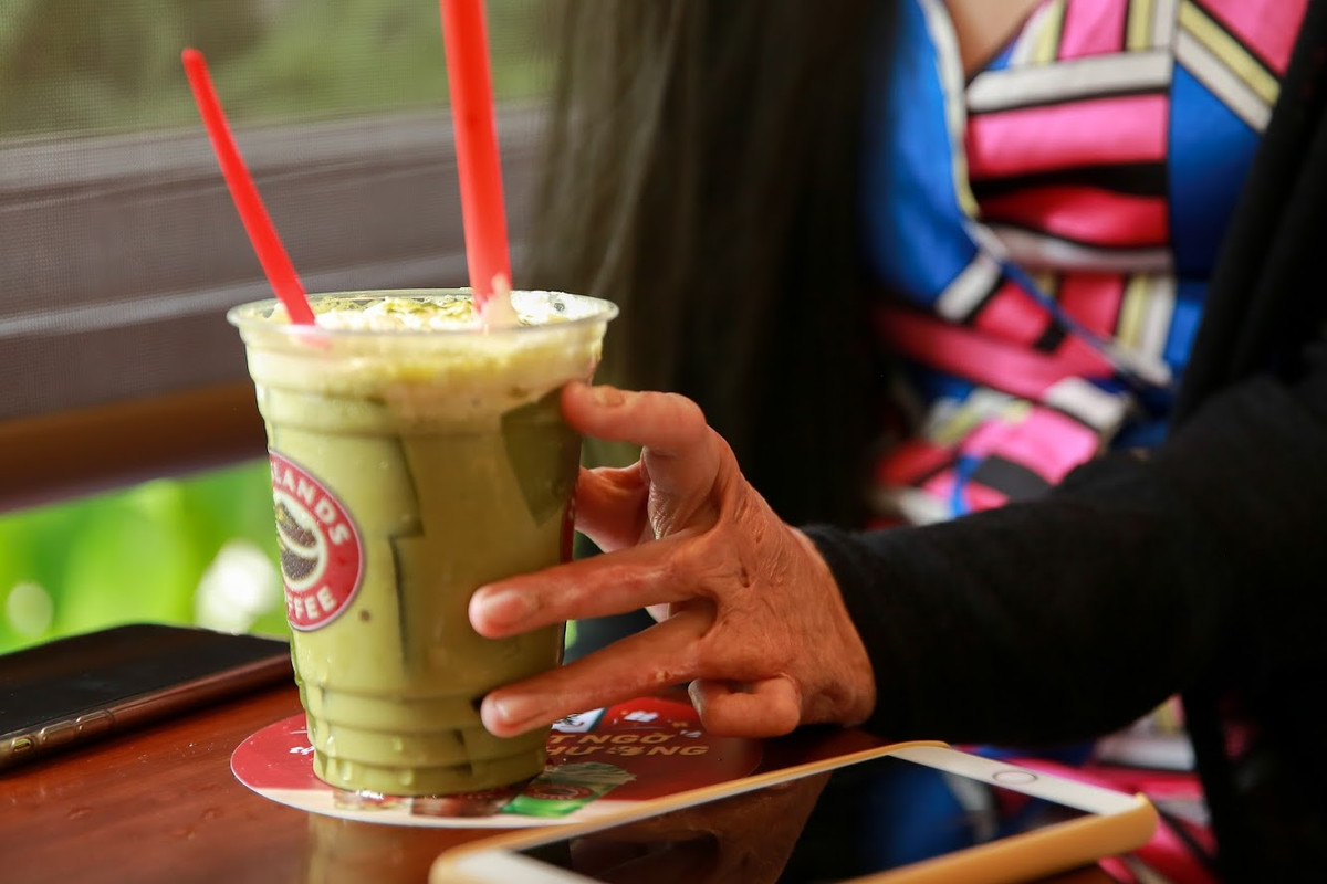 Trong những lúc khủng hoảng, Trang Milk nhiều lần nghĩ đến chuyện tự tử. Có đêm, cô lén bắt taxi ra cầu định nhảy sông tự vẫn. Nhưng cuối cùng, nghĩ đến gia đình, nghĩ đến đáy sông lạnh lẽo, cô sợ hãi quay về. Trở về nhà, Trang lại làm một cô gái u buồn, kiệt quệ về cả thể xác lẫn tâm hồn.