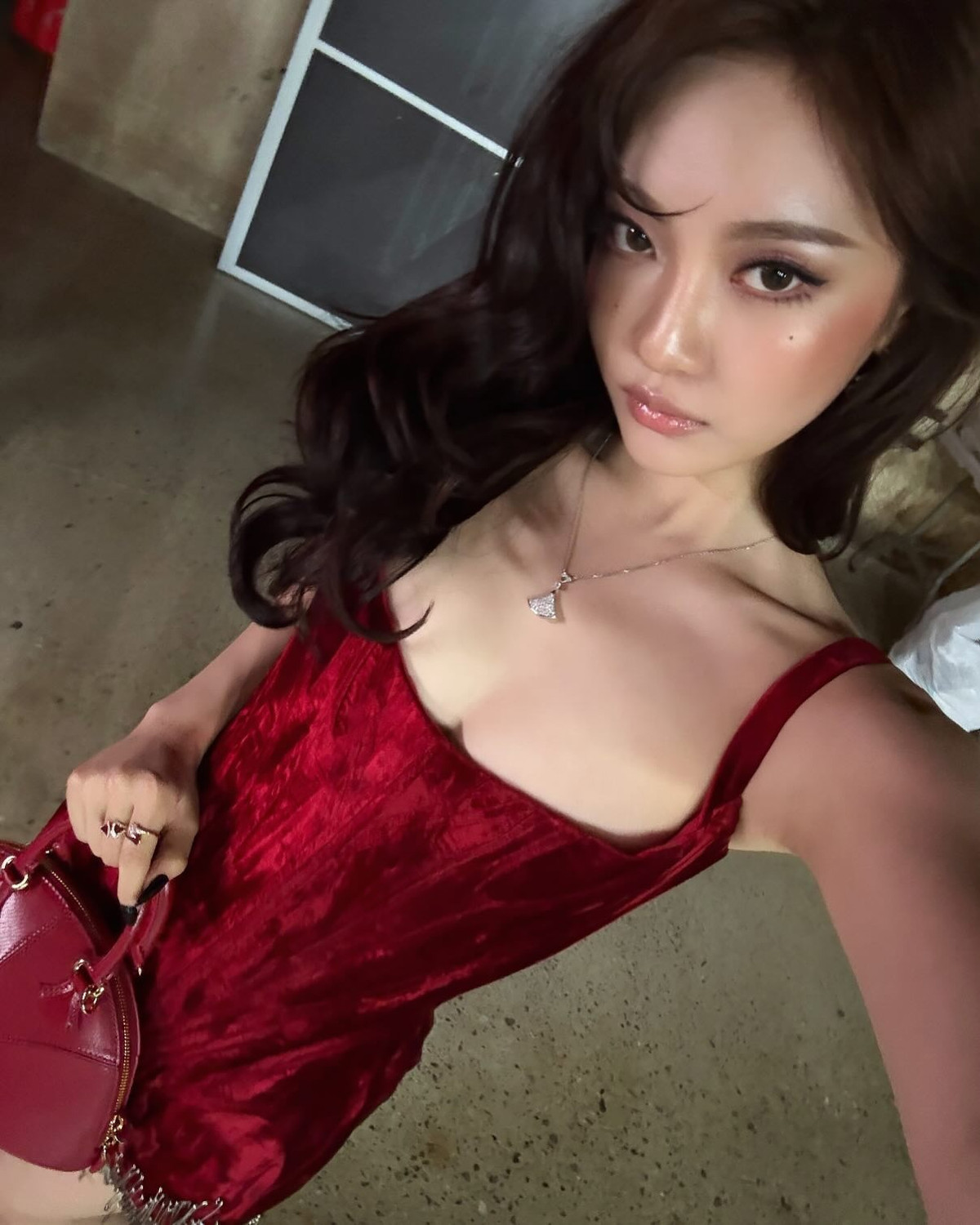 NingNing khiến người hâm mộ khó có thể rời mắt với body mảnh mai cùng vòng 1 gợi cảm trong mẫu váy ngắn 2 dây màu đỏ rực rỡ. Kiểu tóc xoăn xõa bồng bềnh cùng layout makeup tông nude càng giúp tôn lên đường nét sắc sảo, góc cạnh của nữ idol.