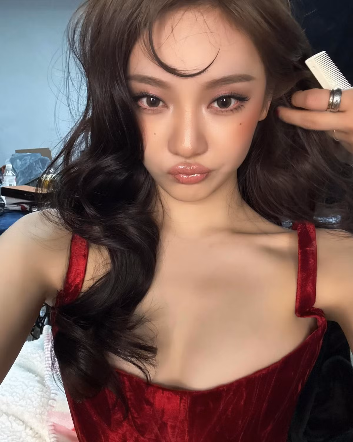 Từ khả năng pose dáng, visual "bén đứt tay" đến thần thái ngút ngàn của thành viên aespa đều khiến người xem phải cảm thán. Nhờ vậy, NingNing cũng là một trong những nữ idol thế hệ mới được đánh giá cao có tố chất high fashion.