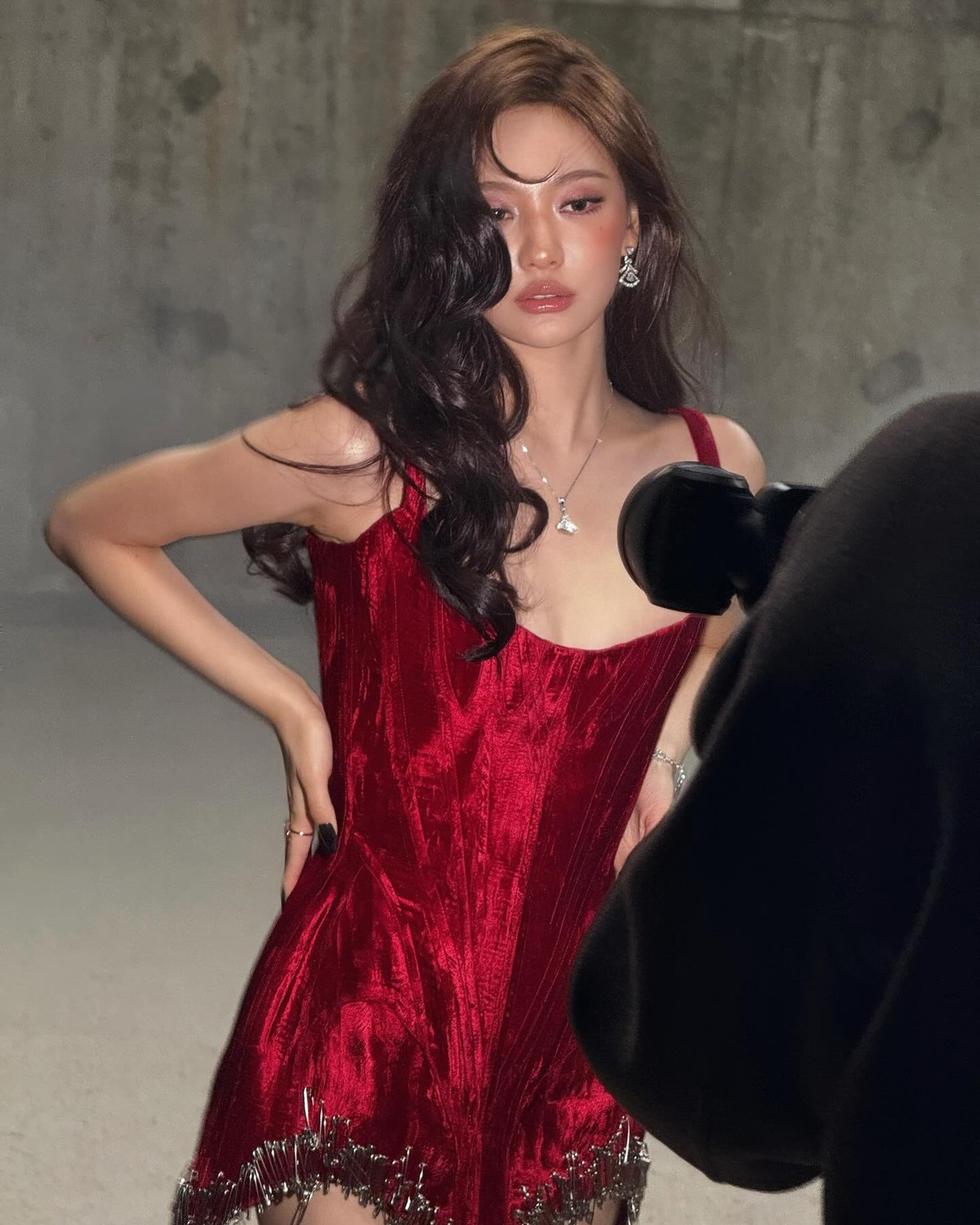 Trước đó, NingNing cũng từng nhiều lần khiến dân mạng "thả tim" tới tấp trong loạt ảnh hậu trường cực hút mắt, khoe trọn body mảnh mai cùng bờ vai "mắc áo" vạn người mê.