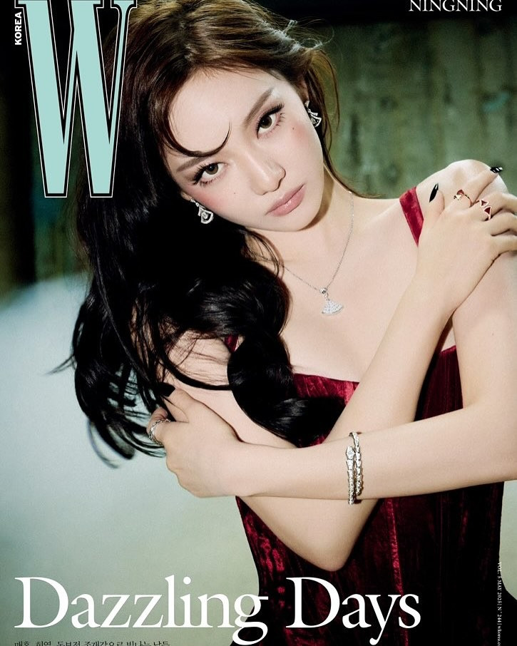 Dù 2 ngôi sao nhiều lần diện chung 1 mẫu thiết kế nhưng phần thắng thường xuyên nghiêng về nữ idol nhà SM nhờ giao diện sang chảnh cùng thần thái cuốn hút. Khả năng "cân đồ" của NingNing cũng được đánh giá lấn lướt hoàn toàn tiểu hoa đán họ Triệu,