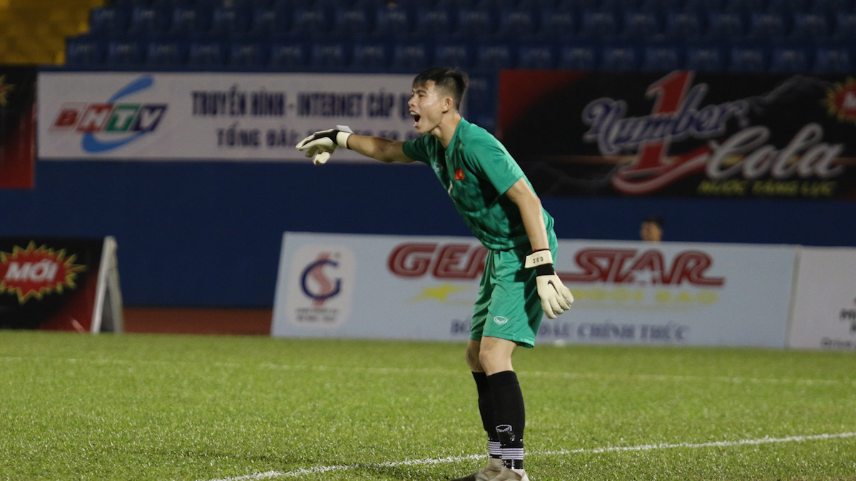 Ở trận đấu với U23 Malaysia, khi đội bạn chỉ còn 10 người, thầy bảo tôi dâng lên để chuyền bóng cho đồng đội. Như tôi đã nói, tôi muốn là một thủ môn chơi chân giỏi. Tôi đang cố gắng từng ngày cho điều đó”. Văn Chuẩn chia sẻ thêm.