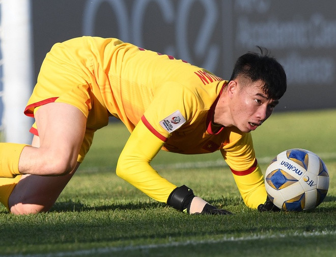 Rồi khi vào sân thay anh Toản (thủ môn Văn Toản - PV), tôi tự dặng mình phải cố gắng để sửa chữa sai lầm cho đồng đội. Mỗi trận đấu, tôi đều dặn mình phải cố gắng hơn, chơi hết mình hơn. Nghề thủ môn là thế. Có cơ hội thì mình phải chớp lấy. Và khi đã được vào sân, tôi hiểu mình phải cố gắng hết mình, tiến lên. Tôi ấn tượng anh Nguyên Mạnh. Đó là thủ môn chơi chân rất tốt, có năng lực. Ở sơ đồ nào, anh ấy cũng làm tốt yêu cầu của HLV. Tôi muốn mình được như thế”. Văn Chuẩn cho biết thêm.