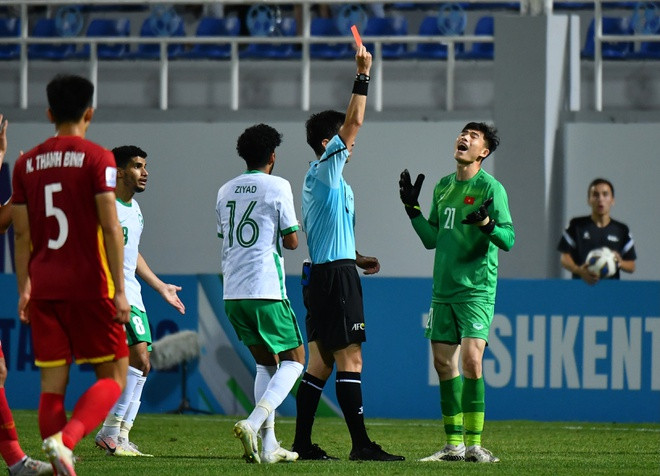 Thủ thành 21 tuổi sớm cho thấy sự đĩnh đạc, bản lĩnh, cứng cỏi và lỳ lợm thông qua chất giọng trầm ấm.