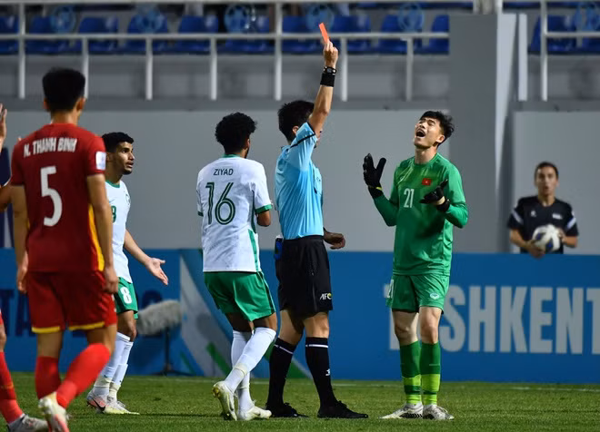 Thủ thành 21 tuổi sớm cho thấy sự đĩnh đạc, bản lĩnh, cứng cỏi và lỳ lợm thông qua chất giọng trầm ấm.