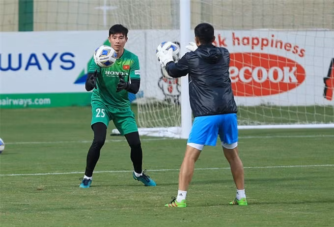 Văn Chuẩn chia sẻ: “Niềm vui chỉ hiện diện ở VCK U23 châu Á 2022. Còn lúc này, tôi phải trở lại cuộc sống bình thường. Tôi muốn mình thành công hơn, thay vì cứ ngủ yên với niềm vui từ quá khứ. Thời gian nghỉ không nhiều nên tôi không về gia đình. Tôi ở lại Hà Nội FC tập luôn. Đội sắp sửa thi đấu trở lại V.League”.
