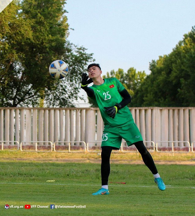 Cụ thể, thủ môn đội tuyển U23 Việt Nam cho biết: "Trong bóng đá, chúng ta chẳng thể biết điều gì sẽ xảy đến với mình. Ở thời điểm đó, tôi chỉ biết đợi kết quả từ VAR. HLV Gong Oh Kyun bảo tôi cứ chờ đã. Biết đâu có bước ngoặt. Rồi khi xác nhận bị thẻ đỏ, tôi rời sân. BTC kiểm tra doping với tôi. Đến 0h00 đêm, tôi mới về phòng".