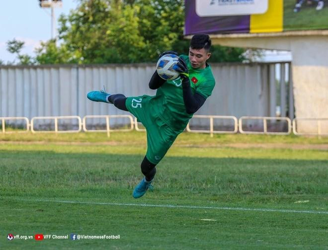 Văn Chuẩn thể hiện sự cứng cỏi bằng việc đưa ra quan điểm: “Tôi không sợ đi vào vết xe đổ của các anh Phí Minh Long và Bùi Tiến Dũng. Tôi đi con đường riêng của tôi, kiên định với mục tiêu của mình. Còn sai lầm thì ai mà chẳng có, tôi không sợ phải dự bị. Tôi sẽ phấn đấu tìm cơ hội ở CLB Hà Nội”.