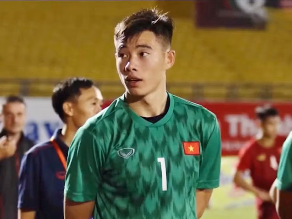 Đã có những khoảnh khắc mà Văn Chuẩn dâng lên giữa sân để chơi bóng với đồng đội. Trao đổi trong buổi gặp mặt báo chí sau khi trở về từ VCK U23 Châu Á, thủ môn này nói thêm: "Ban đầu, tự tôi chủ động dâng lên đấy. Thầy Gong chưa nói gì lúc đấy cả. Sau đó, thầy bảo anh em cầu thủ chuyền cho tôi...