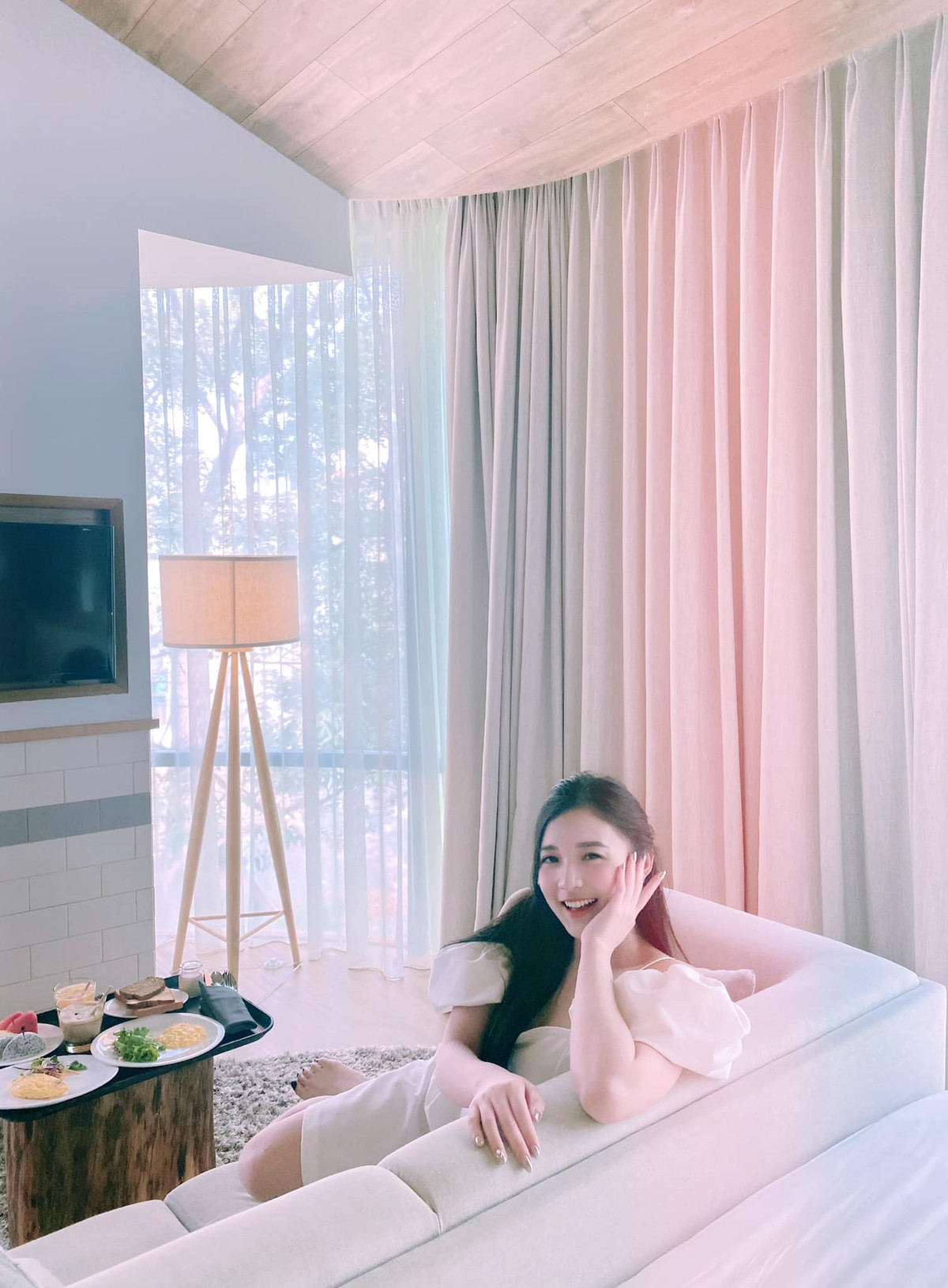 Sau khi bị các fan đặt câu hỏi, Vũ Phương Thảo đã ngay lập tức có câu trả lời khiến tất cả ngỡ ngàng rằng không hề có nam nhân nào đứng đằng sau.