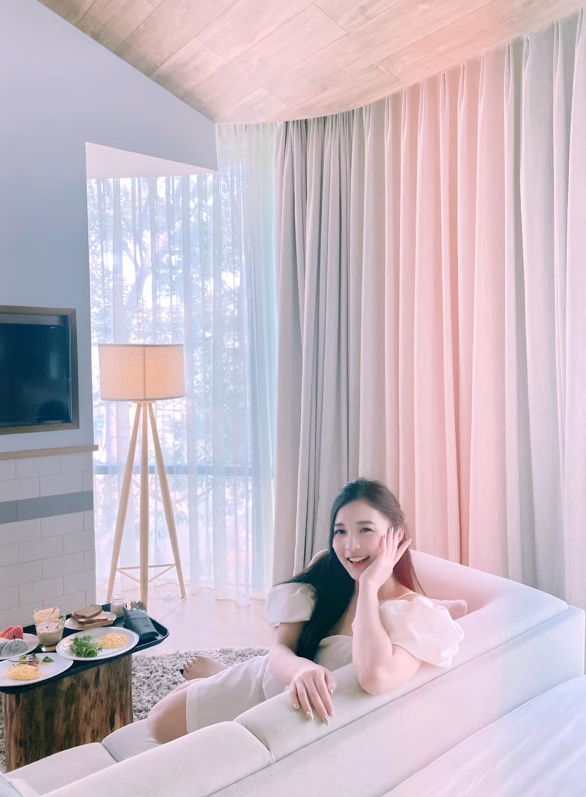 Sau khi bị các fan đặt câu hỏi, Vũ Phương Thảo đã ngay lập tức có câu trả lời khiến tất cả ngỡ ngàng rằng không hề có nam nhân nào đứng đằng sau.