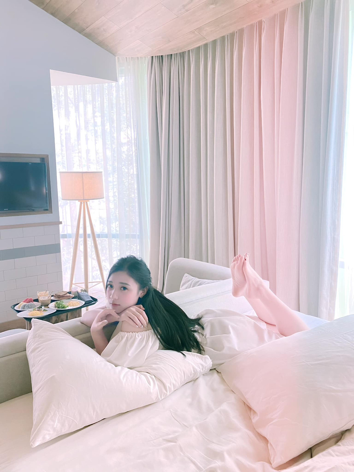 Nhiều người đã ngay lập tức bàn ra tán vào về việc ai là người đứng bấm máy cho nữ MC Vũ Phương Thảo.