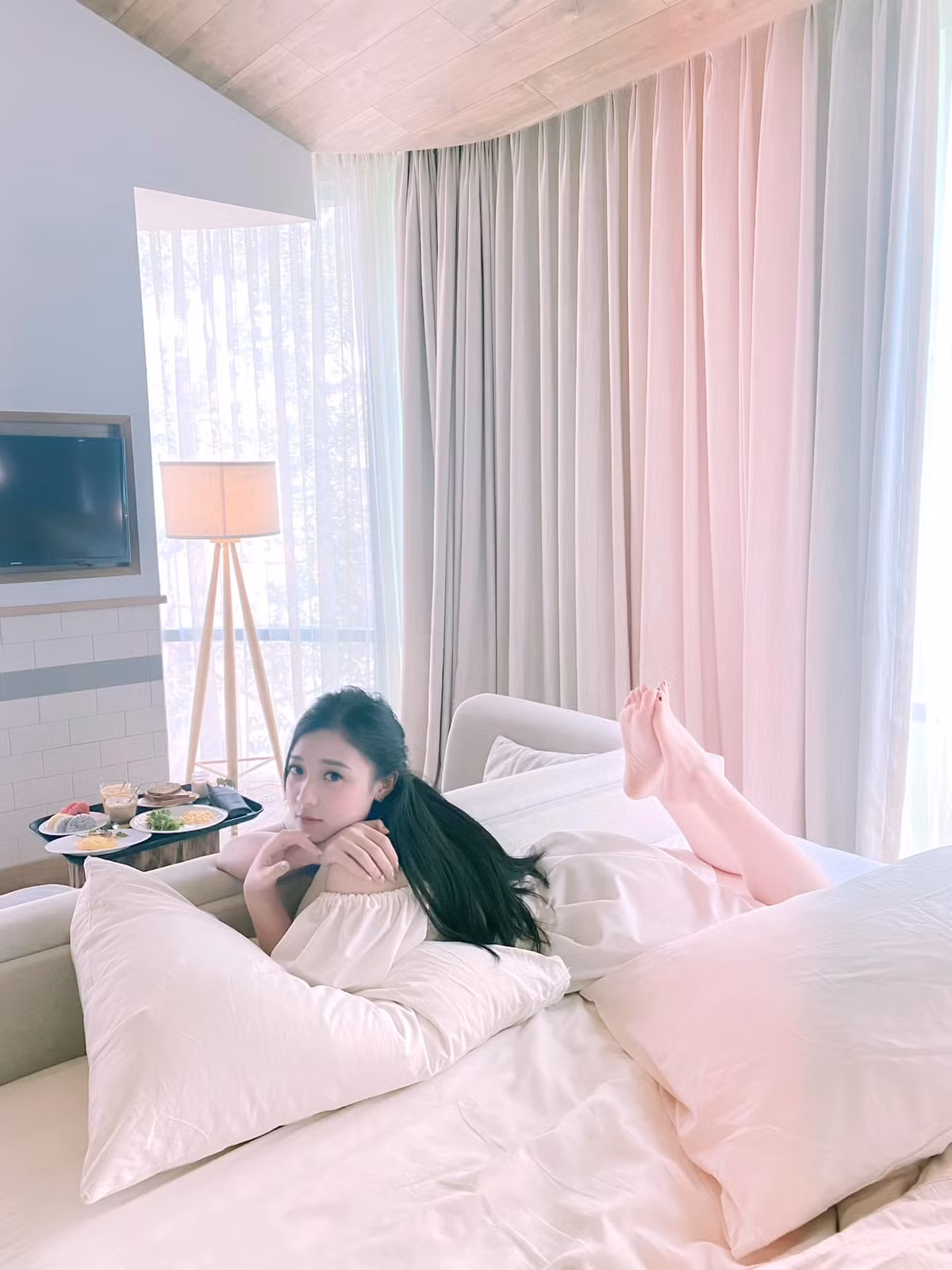 Nhiều người đã ngay lập tức bàn ra tán vào về việc ai là người đứng bấm máy cho nữ MC Vũ Phương Thảo.