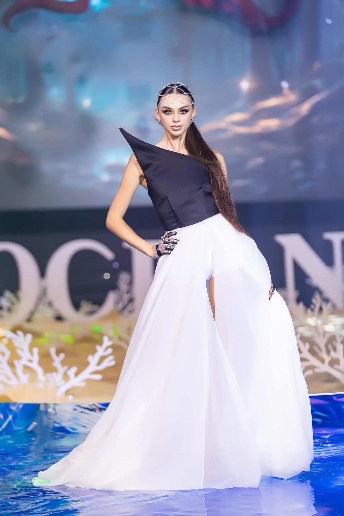 Dianka Zakhidova được trang điểm nhấn đậm ở phần mắt, môi nhạt kèm thêm màu tóc đenn khiến gương mặt cô trở nên hài hòa, rạng rỡ. Nhiều người nhận xét vợ Bùi Tiến Dũng còn đẹp hơn cả hoa hậu.