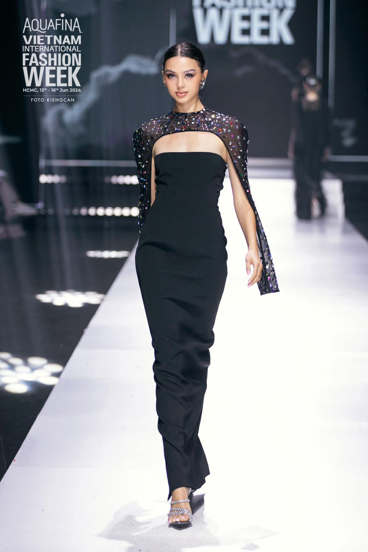 Sau khi sinh con, Dianka Zakhidova nhanh chóng lấy lại vóc dáng như cũ để tiếp tục đi diễn.