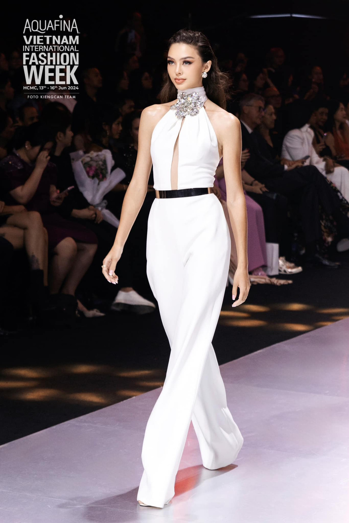 Dianka Zakhidova đang dần định hình được bản thân trong làng mốt Việt mà không cần "bệ đỡ". Cô chăm chỉ chạy show và được đón nhận nhờ tinh thần làm việc chuyên nghiệp.