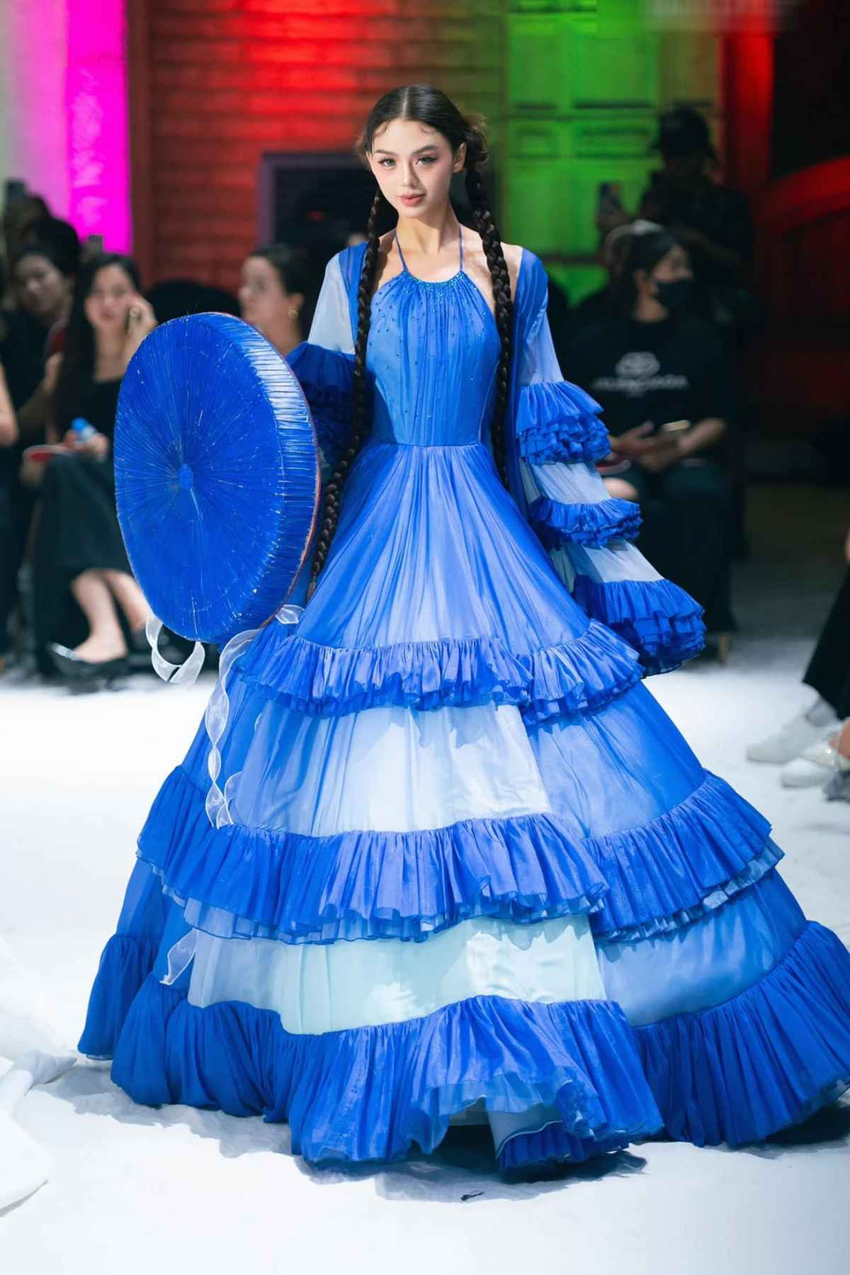 Đây là một trong những lần hiếm hoi bà xã Bùi Tiến Dũng diễn với Việt Phục, cụ thể là áo tứ thân.