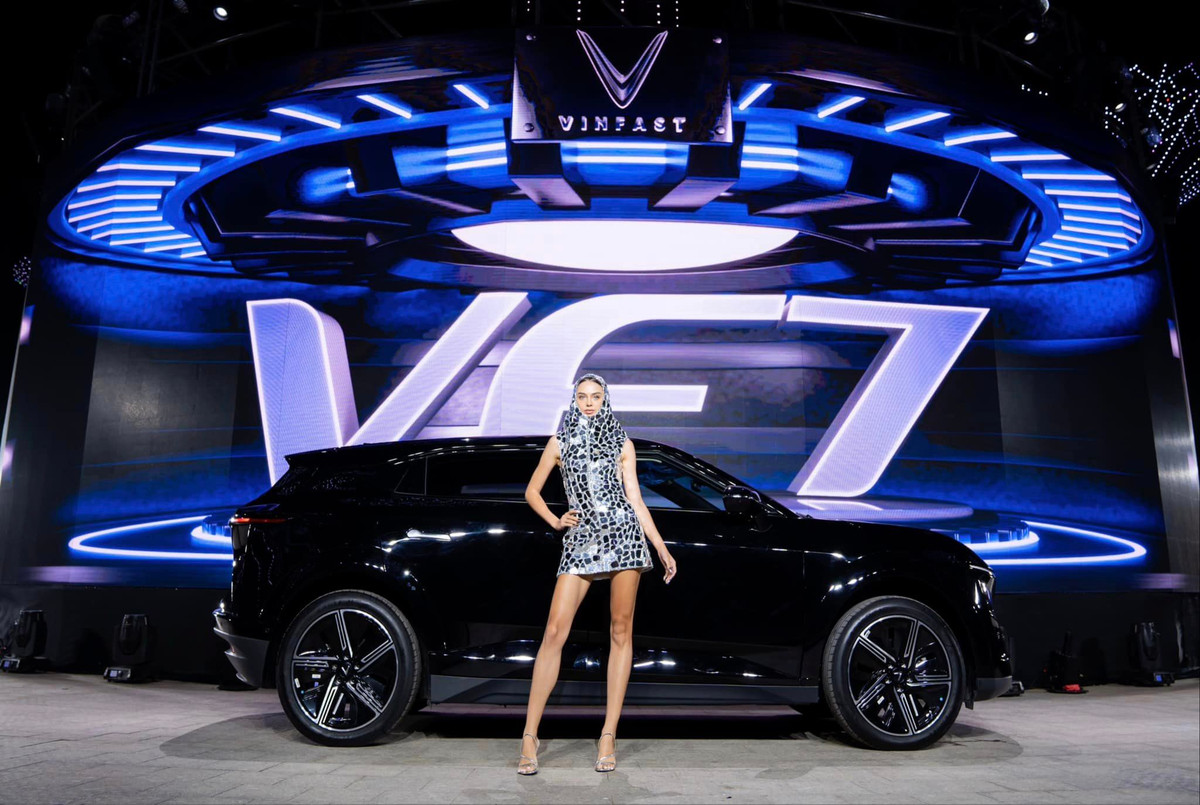 Nữ người mẫu thường theo chân chồng đến các trận đấu để ủng hộ tinh thần người thương.