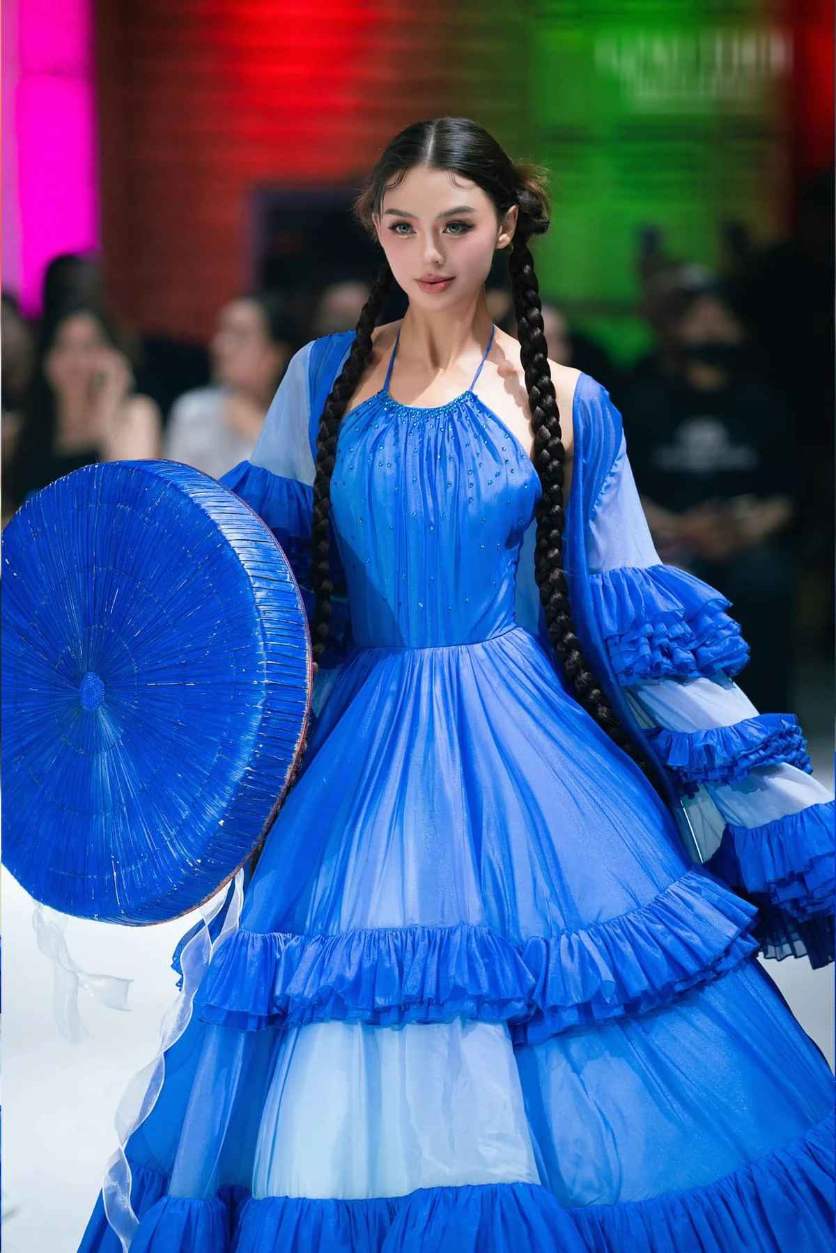 Dù không phải người Việt Nam nhưng Dianka Zakhidova vẫn hoàn thành tốt vai trò của mình lẫn tôn được tinh thần của thiết kế.