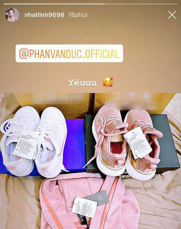 Một trong nhiều điều mà những người yêu mến đặc biệt thích thú ở vợ chồng Phan Văn Đức chính là tần suất tặng quà liên tục cho nhau, mà chủ yếu là chàng cầu thủ dành cho Nhật Linh.