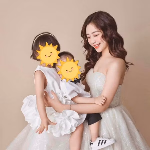 Võ Nhật Linh (SN 1997, quê ở Nghệ An), cô nàng từng gây chú ý với hình ảnh cô giáo mầm non xinh đẹp, dễ thương. Chỉ 3 năm, vợ Phan Văn Đức đã hạ sinh 2 con cho nam cầu thủ, bé gái đầu lòng sinh vào tháng 8/2020, bé thứ hai vào tháng 4/2022 vừa qua.