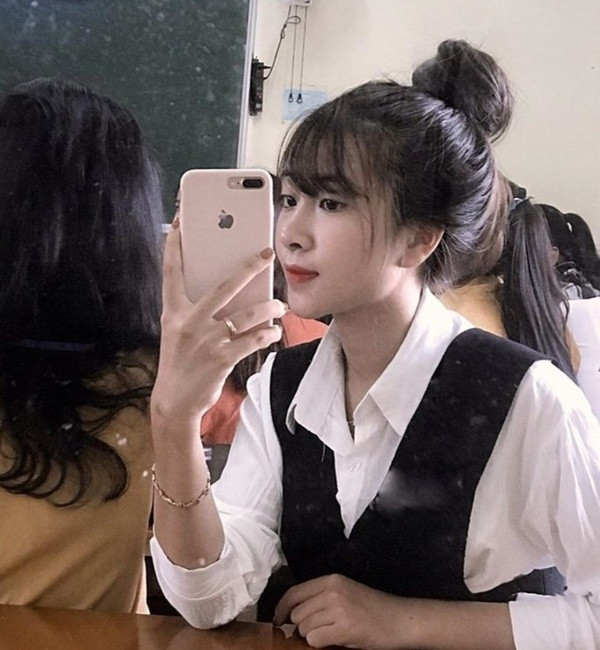 Vào các ngày lễ liên quan đến tình yêu, gia đình, người hâm mộ lại nô nức rủ nhau “hóng” xem chàng cầu thủ Nghệ An sẽ dành món quà bất ngờ nào cho cô vợ xinh xắn của mình.