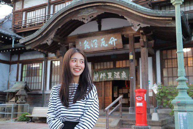 Trong những tháng du học tại Nhật Bản, hot girl Mẫn Tiên được trao tấm bằng chứng nhận trở thành Đại sứ du lịch của thành phố Beppu. Chưa dừng lại ở đó, cô nàng còn vinh dự được tham gia chiến dịch One Day Police - một ngày thử làm cảnh sát trưởng tại thành phố đang sinh sống.