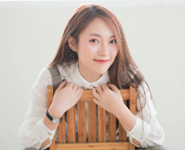 Chưa dừng lại ở chuyện học tập, Khánh Vy xứng đáng với danh xưng "con nhà người ta" khi lần lượt lộ rõ những điểm mạnh như xinh đẹp, hát hay lại còn dẫn chương trình khá chuyên nghiệp.